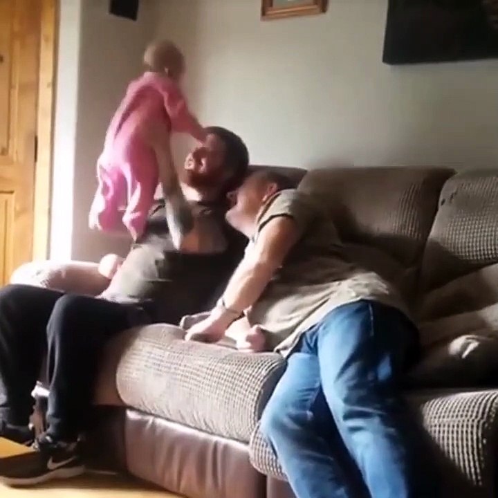 Ce papa va faire une blague très cruelle à papy... en faisant tomber bébé