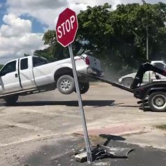 Ce pick-up tente d'arracher la bar de la voiture de la fourrière