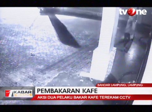 Aksi Dua Pelaku Bakar Kafe Terekam CCTV
