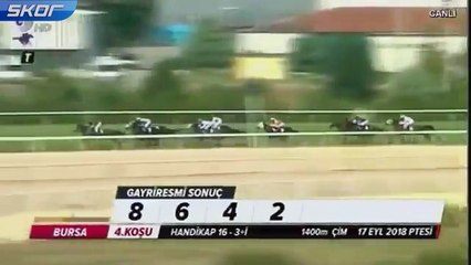 Jokeyi sırtından atan at birinci oldu