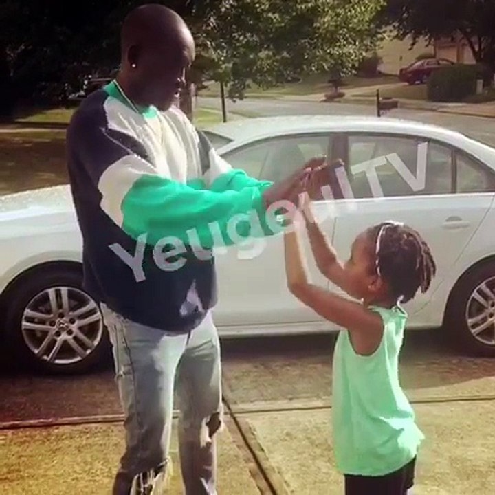 Bu, le frère de Akon joue au "Amina" avec sa fille, très belle complicité père-fille