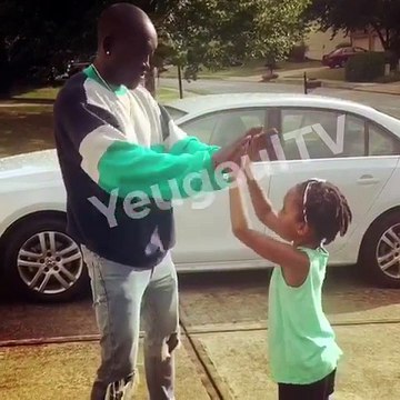 Bu, le frère de Akon joue au Amina avec sa fille, très belle complicité père-fille