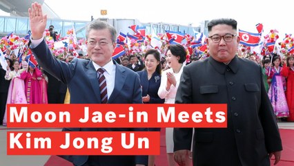 Скачать видео: Kim Jong Un And Moon Jae-in Embrace Each Other As They Meet For Third Summit