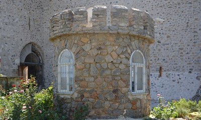 Tarihi kaleye PVC pencere