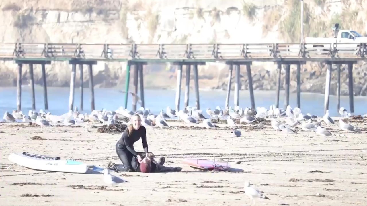 Elle sauve son mari qui fait un arrêt cardiaque après une session de surf