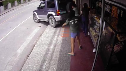 Une voiture recule toute seule dans la devanture d'un magasin