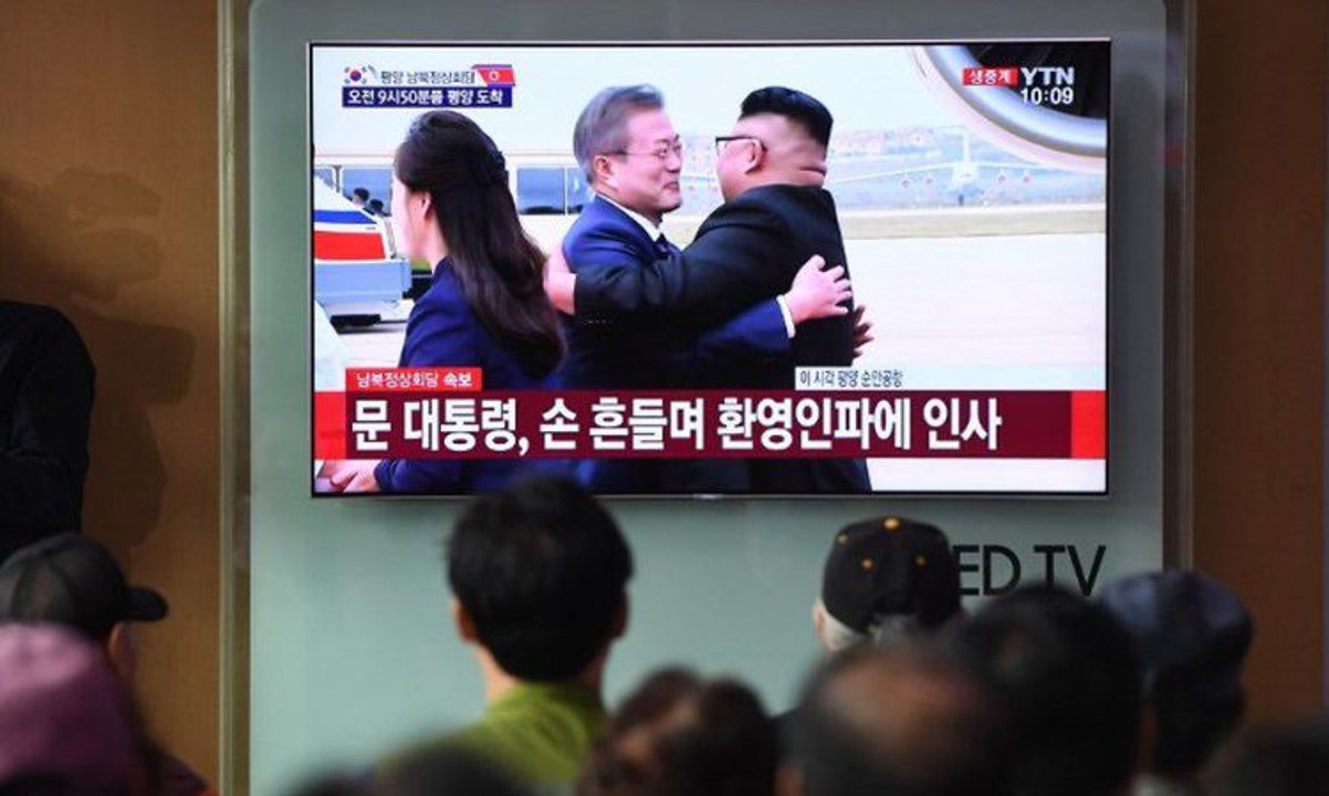 Pelukan Hangat Kim Jong Un Untuk Moon Jae In