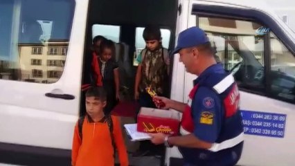 Jandarma okul servislerini çikolata ile denetledi