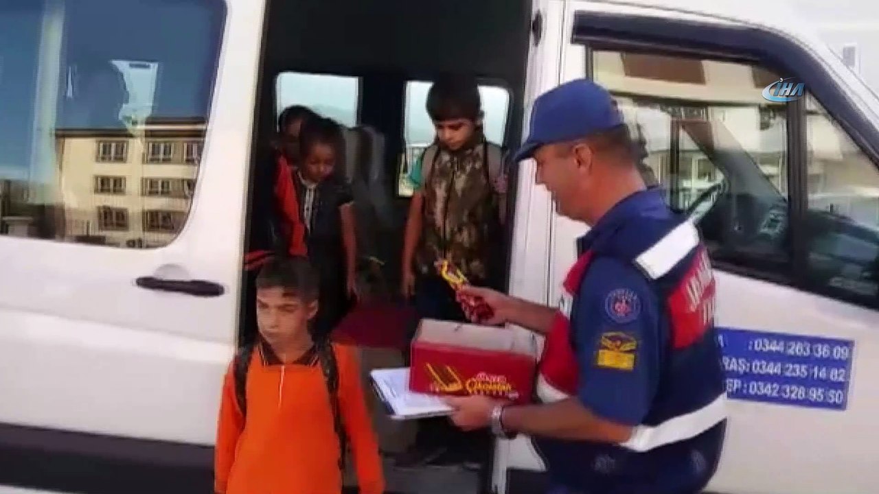 Jandarma okul servislerini çikolata ile denetledi