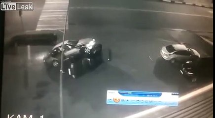 Ivre, il se gare sur le flanc d'une autre voiture