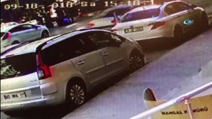 Otomobilin Özcan Yeniçeri'ye çarptığı anlar güvenlik kamerasında