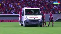 Brésil : Les joueurs pousse une ambulance tombée en panne sur la pelouse !