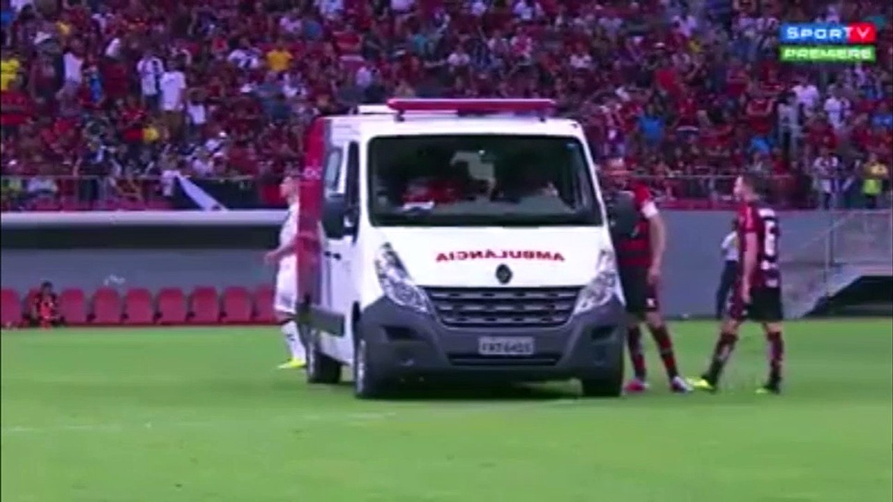 Brésil : Les joueurs pousse une ambulance tombée en panne sur la pelouse !