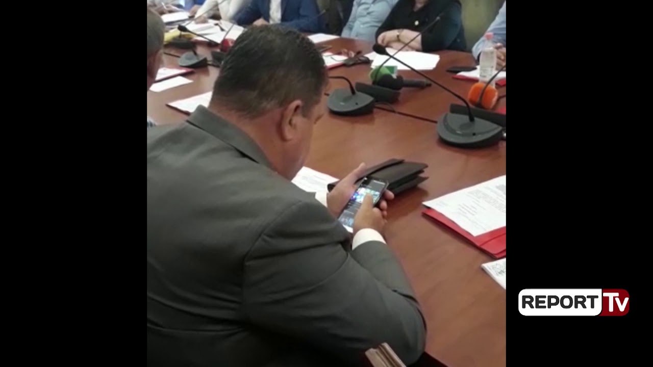 Në kulmin e debateve tek ‘Veprimtaria Prodhuese’/ Deputeti i PDIU kapet mat, sheh sport në celular