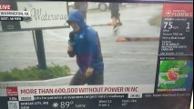 Reporter fingir que luta com os fortes ventos do furacão Florence