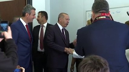 Download Video: Cumhurbaşkanı Erdoğan, elini öpmek isteyen öğretmeni engelledi