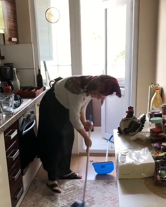 Temizlik Yapan Annenin Kızına Aşırı Komik İsyanı