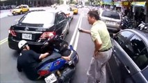 Il renverse un scooter et ne fait q'empirer la situation en venant les aider