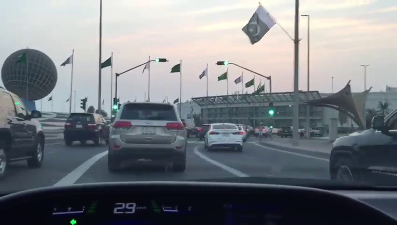 PM Imran Khan Ke Dora Saudi Arabia Per Riyadh Aor Jeddah Main Pakistani Parcham Laga Diye Gaye