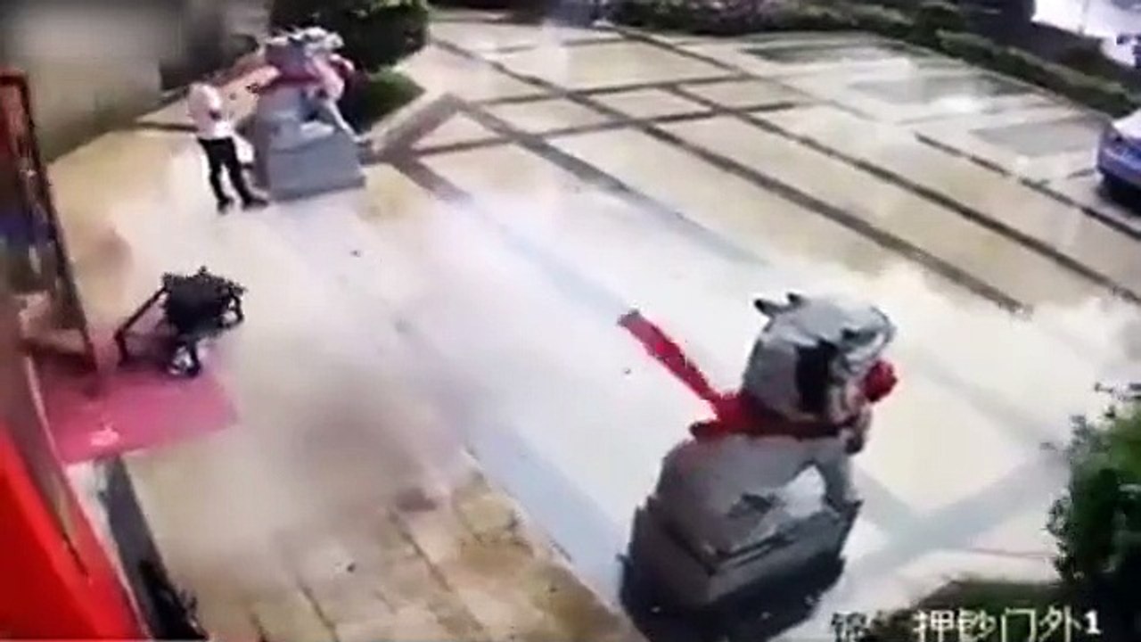 Un homme réussi a rattrapé un parapluie pendant la tempête.