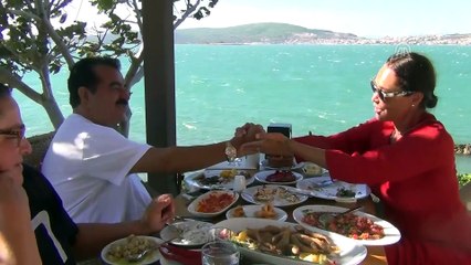 Tải video: İbrahim Tatlıses ve Hülya Avşar Ayvalık'ta buluştu - BALIKESİR