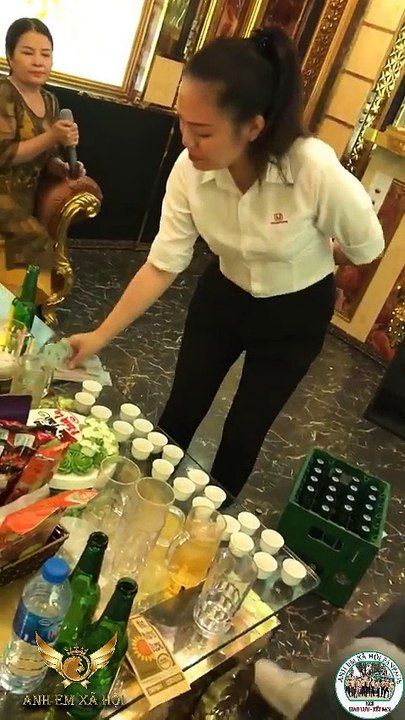 giám thách đố cô nhân viên quán hát uống rượu thanh niên xăm trổ mất toi 50 triệu