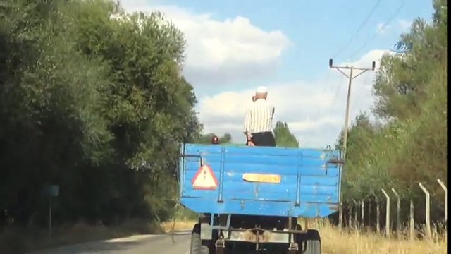 Römorkta Ayakta Yolculuk Yaptı, Kendisini Görüntüleyen Gazeteciye El Salladı