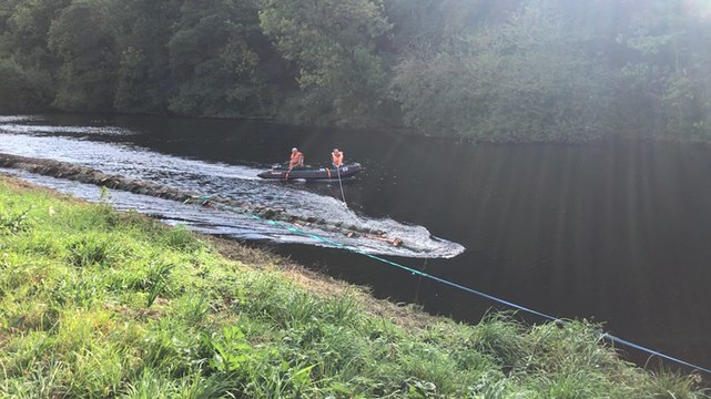 Le flottage des troncs de Douglas sur le canal de Nantes à Brest