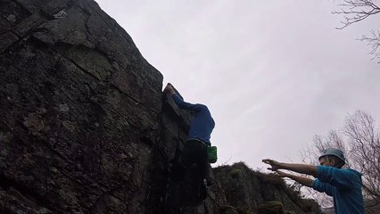 Il escalade un rocher et c'est presque le drame