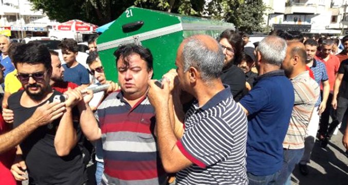 Afyonkarahisar'daki Otobüs Kazasında Ölen 19 Yaşındaki Gencin Babası: Oğlumun Cenazesini Değil, Mezuniyet Törenini Yapıyoruz