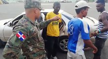 Un sud africain est arrêté avec 18 personnes dans sa berline