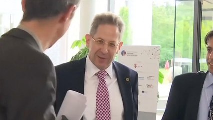 ميركل تقيل رئيس جهاز الاستخبارات الداخلية من منصبه