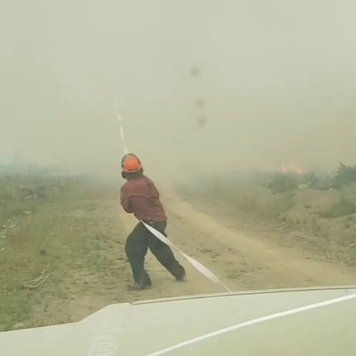 Une tornade de feu vole la lance à incendie des pompiers !