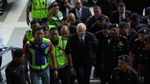 رئيس وزراء ماليزيا السابق يمثل أمام القضاء بـ 21 تهمة غسيل أموال