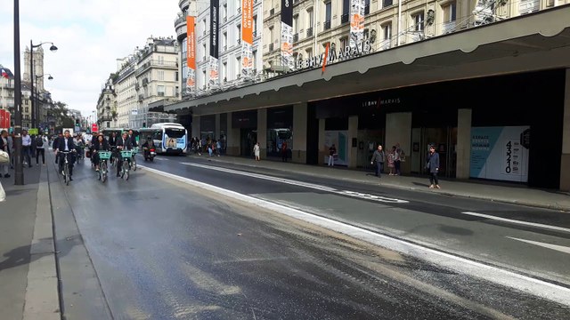 Un nouveau tronçon de la piste cyclable de la rue de Rivoli inauguré par Anne Hidalgo