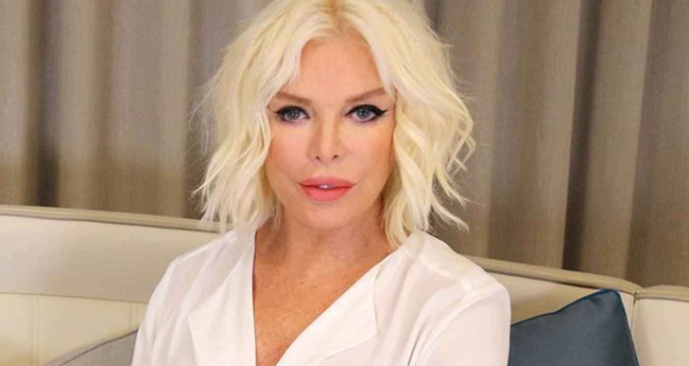 Süperstar Ajda Pekkan, Sokak Kedisini Kendi Elleriyle Besledi!