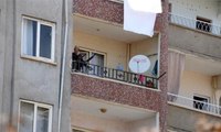 Diyarbakır'da 60 yaşındaki vatandaş balkondan tüfekle mermi yağdırdı