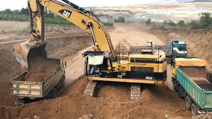 Cat 365C L Excavator (DEV) Yükleme Yapıyor