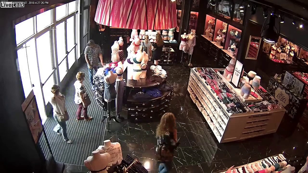 Il vole pour 5000€.. de lingerie Victoria's Secret !