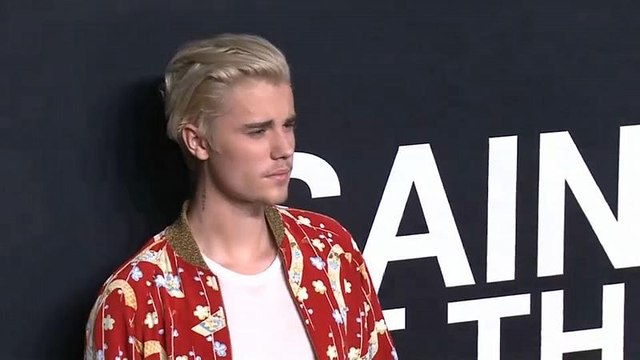 شاهد: جاستن بيبر يتقمص دور مغني الشارع أمام قصر باكنغهام