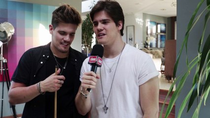 Breno e Caio Cesar fazem tour exclusivo em sua mansão