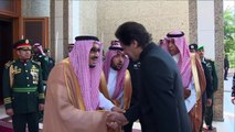 العاهل السعودي يستقبل رئيس الوزراء الباكستاني في أول زيارة خارجية له