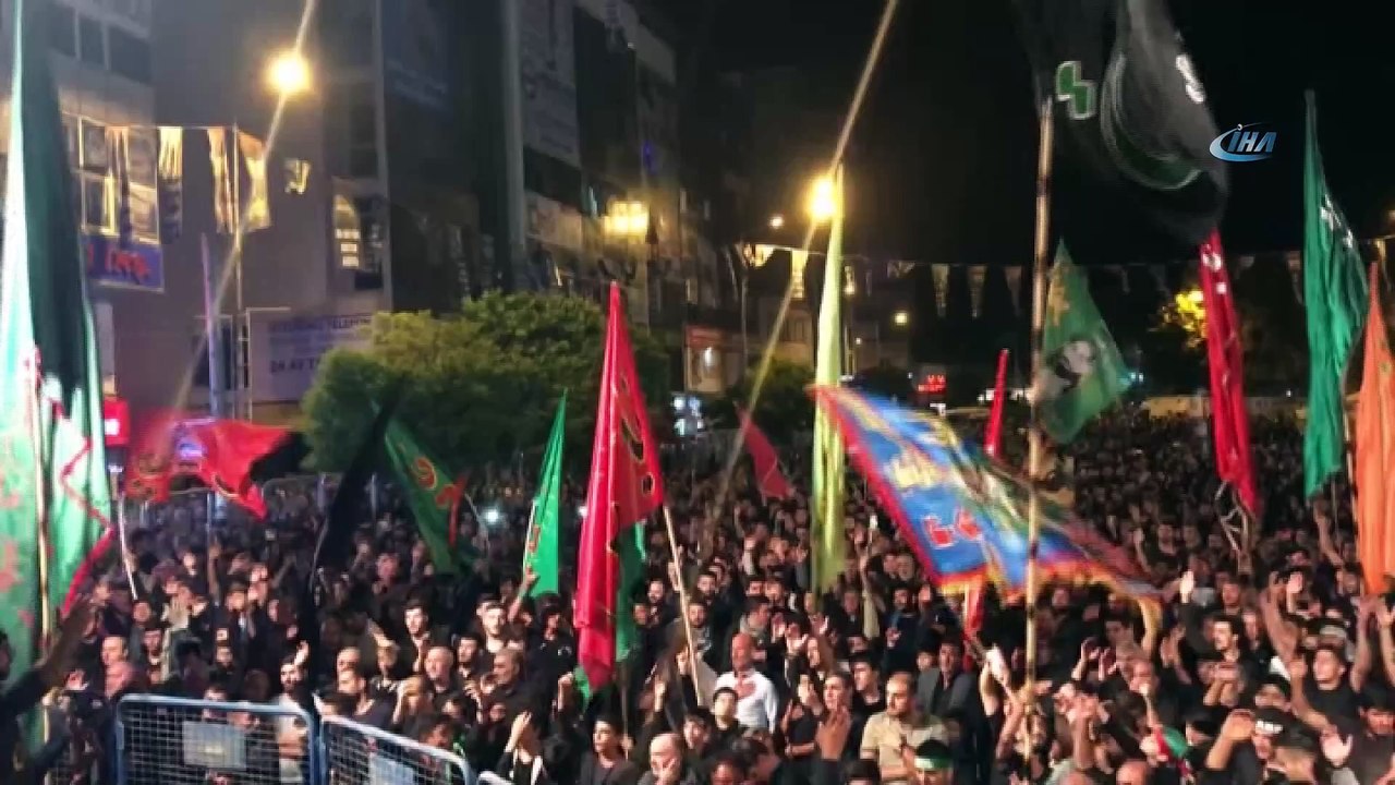 Aşura matemi programları kapsamında düzenlenen Tasua Gecesi'nde meydanlar doldu
