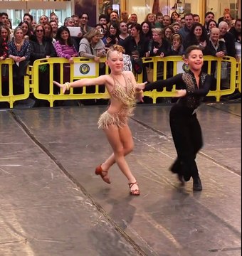 Ce couple d'enfants danseurs est incroyable... Gros niveau