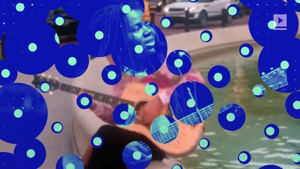 Justin Bieber Gives Impromptu Performance in Front of Buckingham Palace