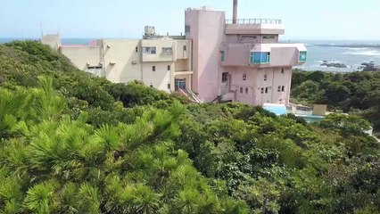 Un dauphin abandonné dans un parc aquatique fermé! Pauvre pépère!