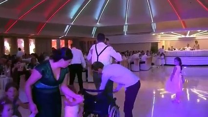 Moment i paharrueshëm, Vëllau i paralizuar ngrihet e vallëzon në dasmen e motres