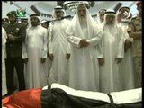 سيف بن محمد وخالد وذياب بن محمد بن زايد يؤدون صلاة الجنازة على جثمان الشهيد هادف الشامسي