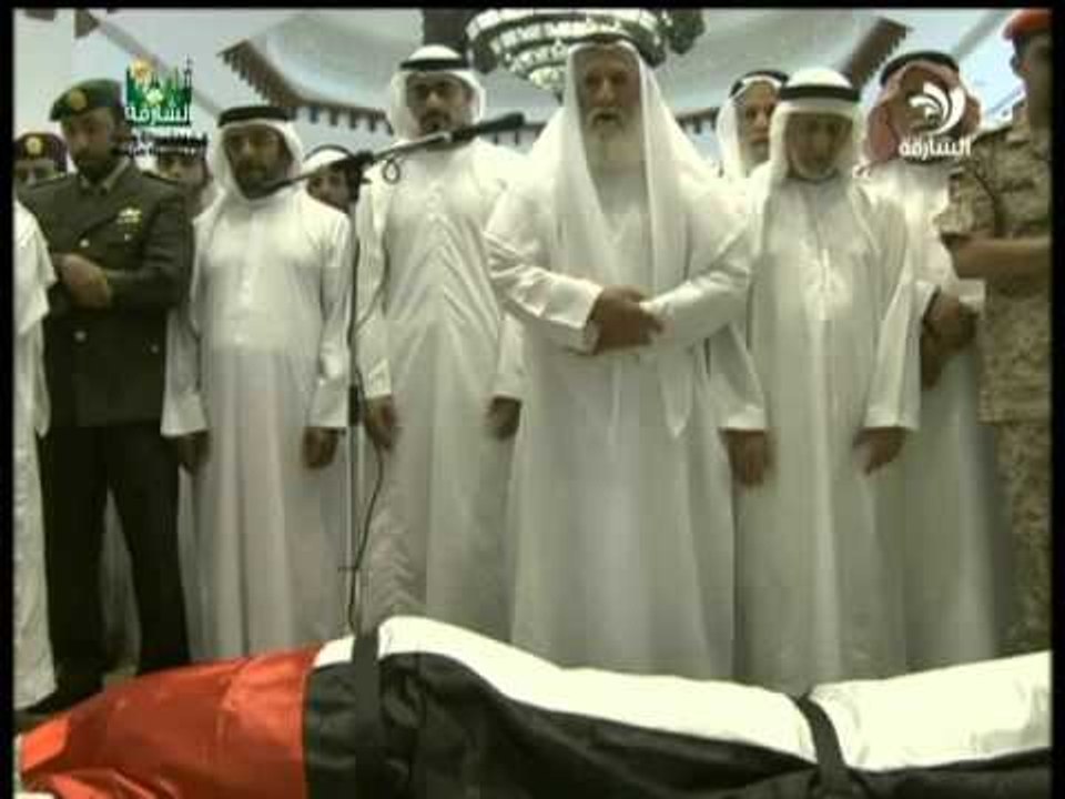 سيف بن محمد وخالد وذياب بن محمد بن زايد يؤدون صلاة الجنازة على جثمان الشهيد هادف الشامسي
