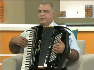 الفنان نائل سعيد عازف اكورديون